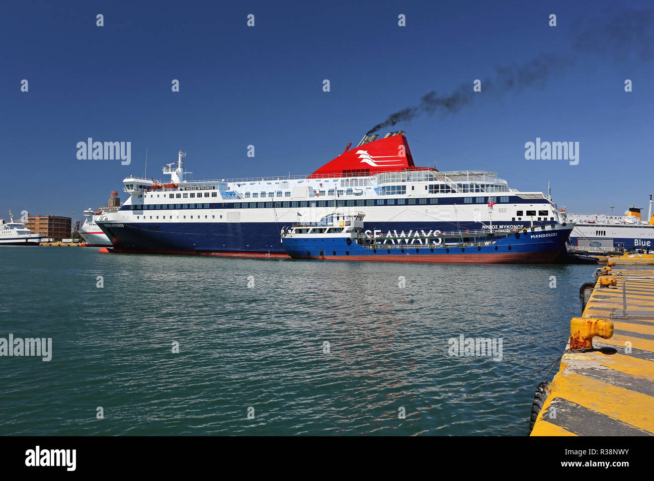 Piräus, Griechenland - Mai 04, 2015: SEAWAYS Fähre Auffüllung mit Kraftstoff aus Eko Mandoudi Öltanker im Hafen von Piräus, Griechenland. Stockfoto