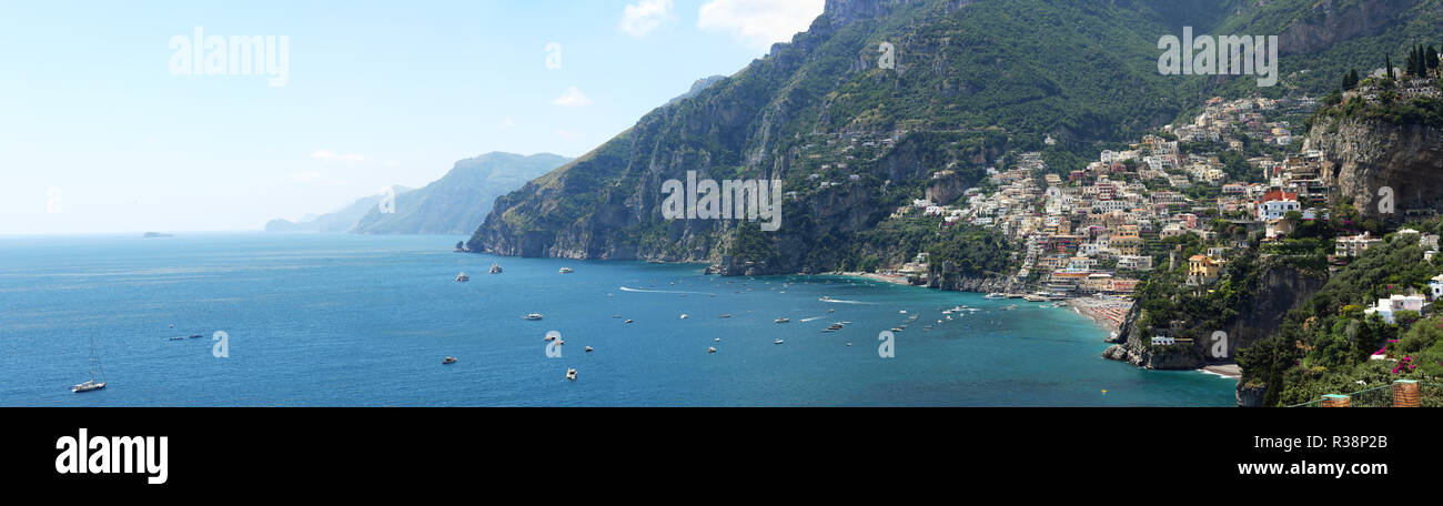 POSITANO, Italien, 27. Juni: Lange Panorama von Positano Stadt am 27. Juni 2014. Malerische Amalfiküste Panorama Landschaft in Positano, Italien. Stockfoto