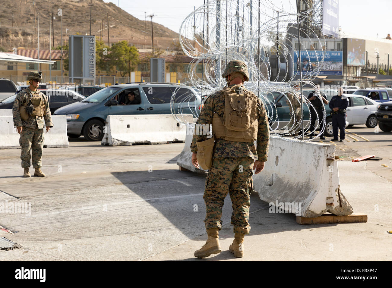 Us-Marines installieren Concertina wire im San Ysidro Grenzübergang in der Vorbereitung für die Wanderarbeitnehmer caravan November 13, 2018 in San Isidro, Kalifornien. Präsident Donald Trump sandte das Militär in die Verhinderung der Migranten aus, die die Grenze zu unterstützen. Stockfoto