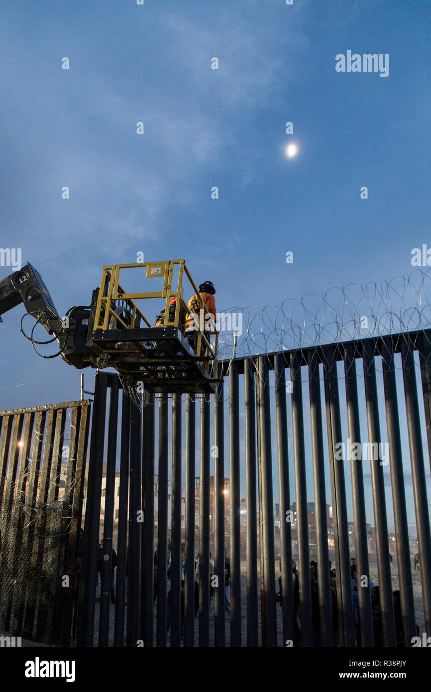 Us-Zoll und Bundesgrenzschutz installieren Concertina wire in der Vorbereitung für die wanderarbeitnehmer Wohnwagen im Feld State Park November 15, 2018 in Imperial Beach, Kalifornien. Stockfoto