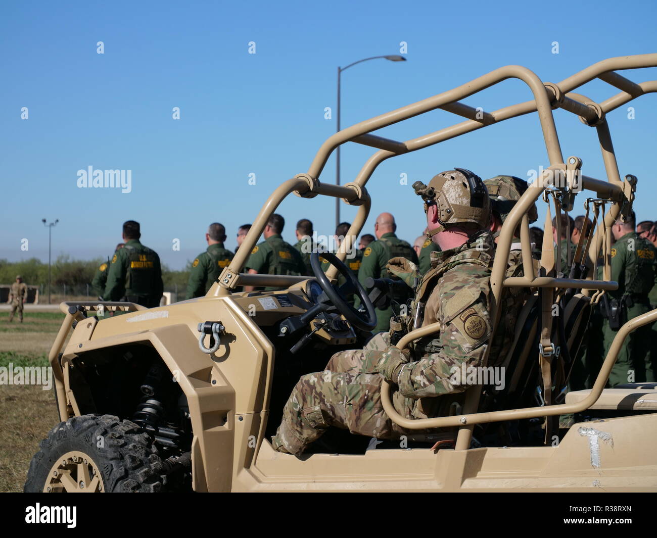 Us Border Patrol-Agenten in all terrain vehicles während einer kombinierten Übung in der Vorbereitung für die Wanderarbeitnehmer caravan in der Del Rio Sektor November 16, 2018 in Eagle Pass, Texas. Stockfoto