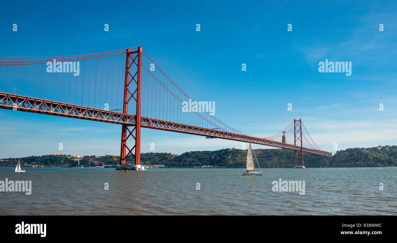 Rio Tajo mit Ponte 25 de Abril", in der Christus Statue Cristo Rei, Lissabon, Portugal Stockfoto