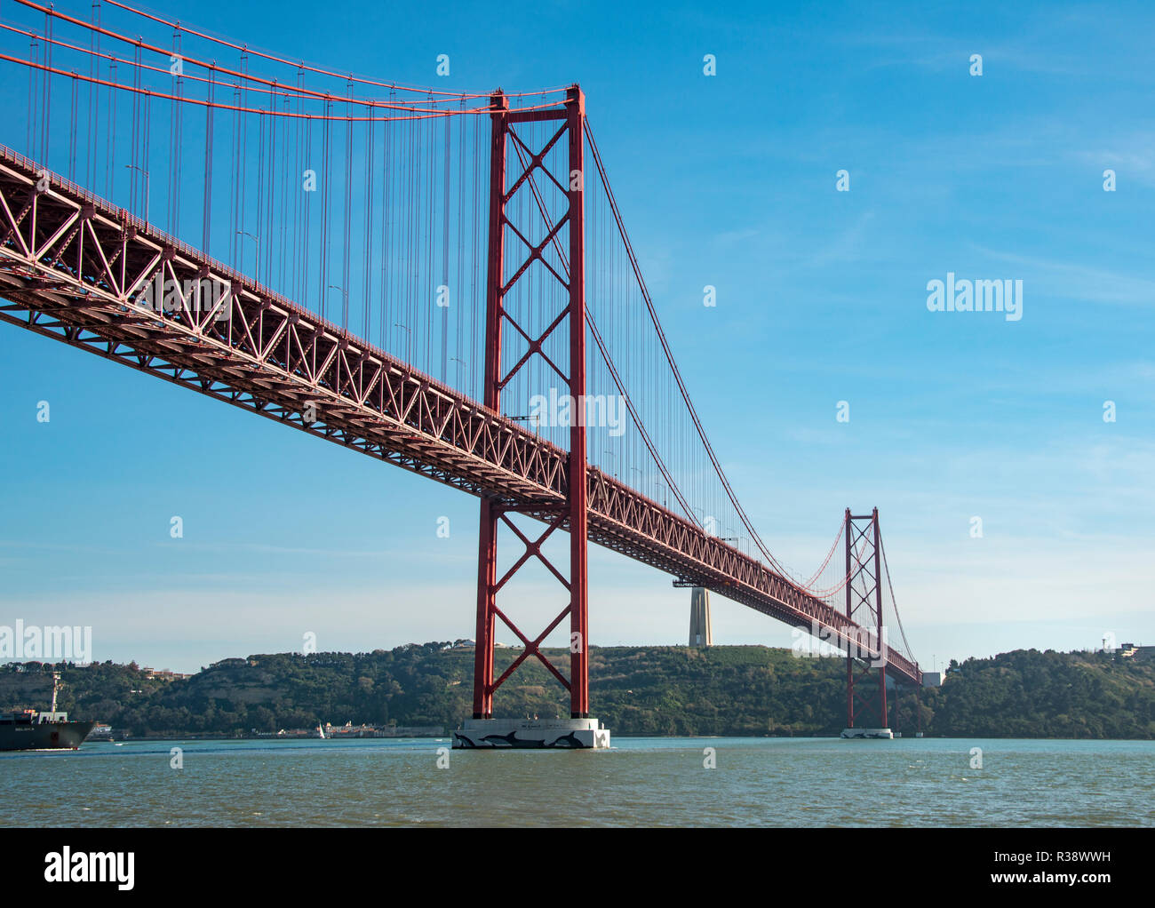Rio Tajo mit Ponte 25 de Abril, Lissabon, Portugal Stockfoto