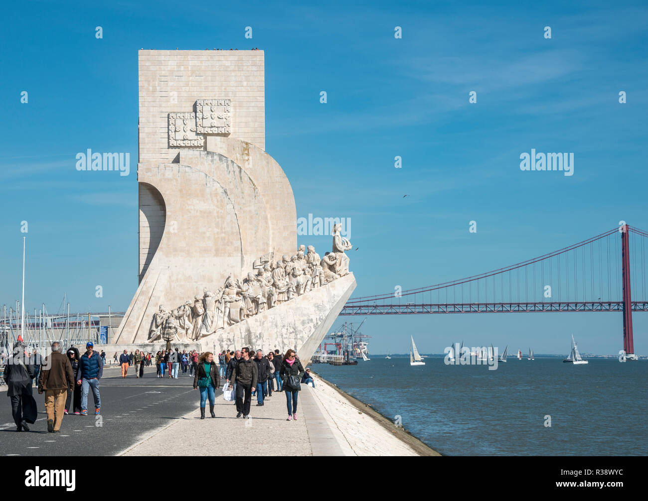 Denkmal der Entdeckungen, Padrão dos Descobrimentos mit Ponte 25 de Abril, Promenade am Rio Tajo, Belem, Lissabon, Portugal Stockfoto