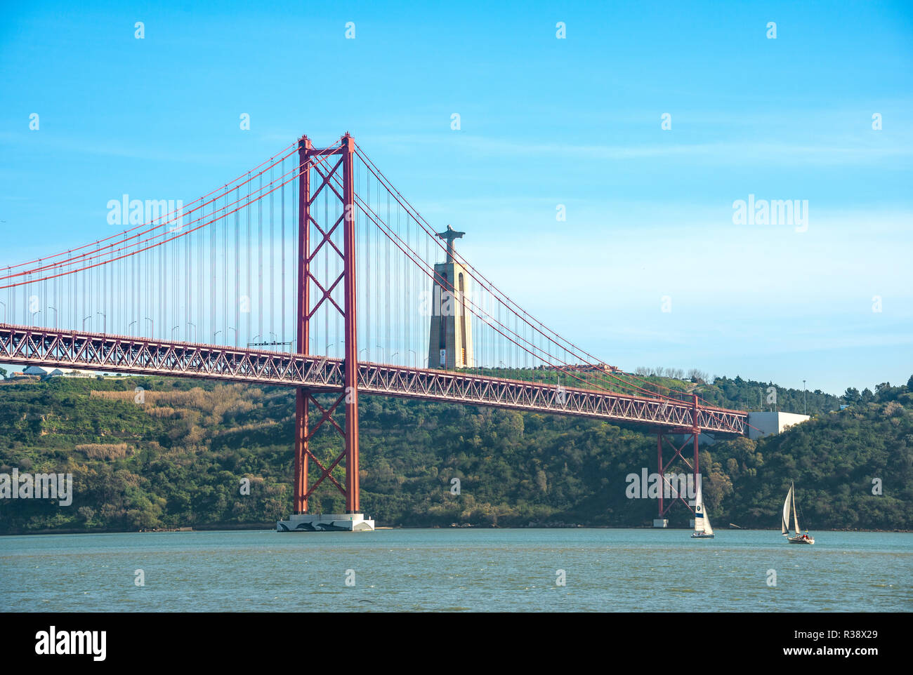 Rio Tajo mit Ponte 25 de Abril", in der Christus Statue Cristo Rei, Lissabon, Portugal Stockfoto