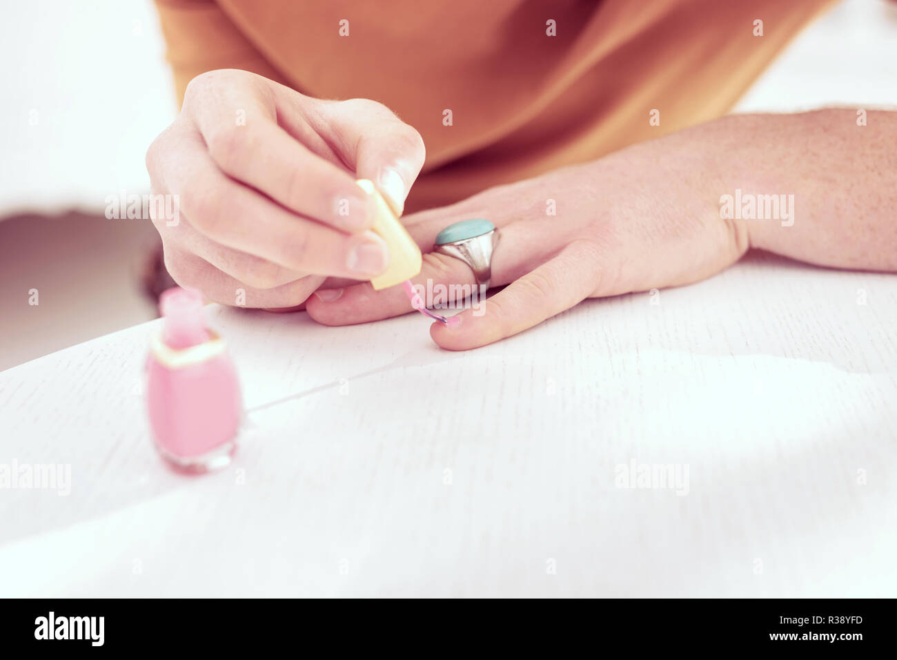 Attraktive Ingwer crossdresser tragen große Silber Ring Stockfoto