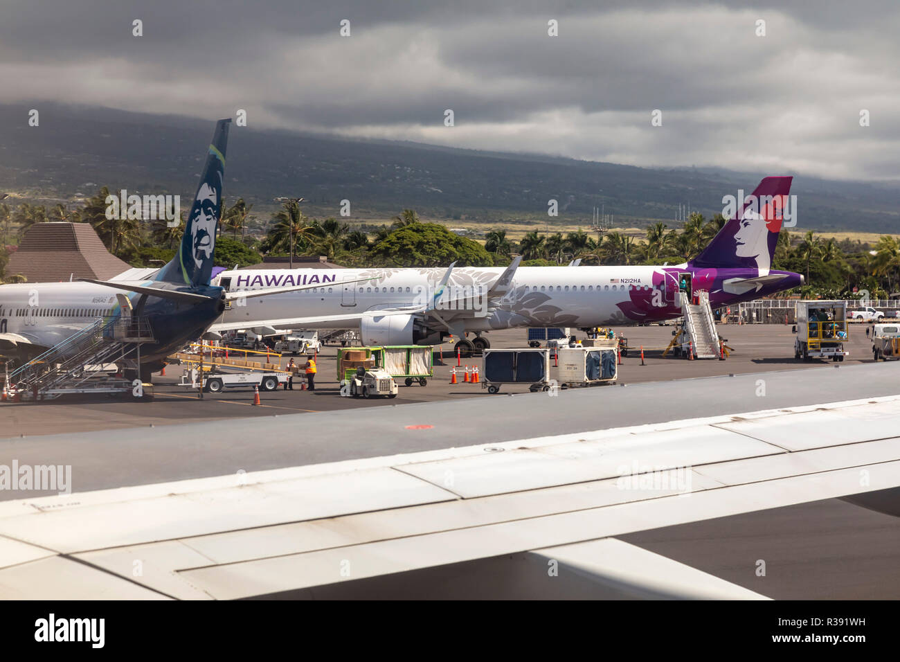 Kailua-Kona, Hawaii - Alaska Airlines und Hawaiian Airlines Jet Flieger auf der Rollbahn am internationalen Flughafen Kona auf Hawaii Big Island. Stockfoto
