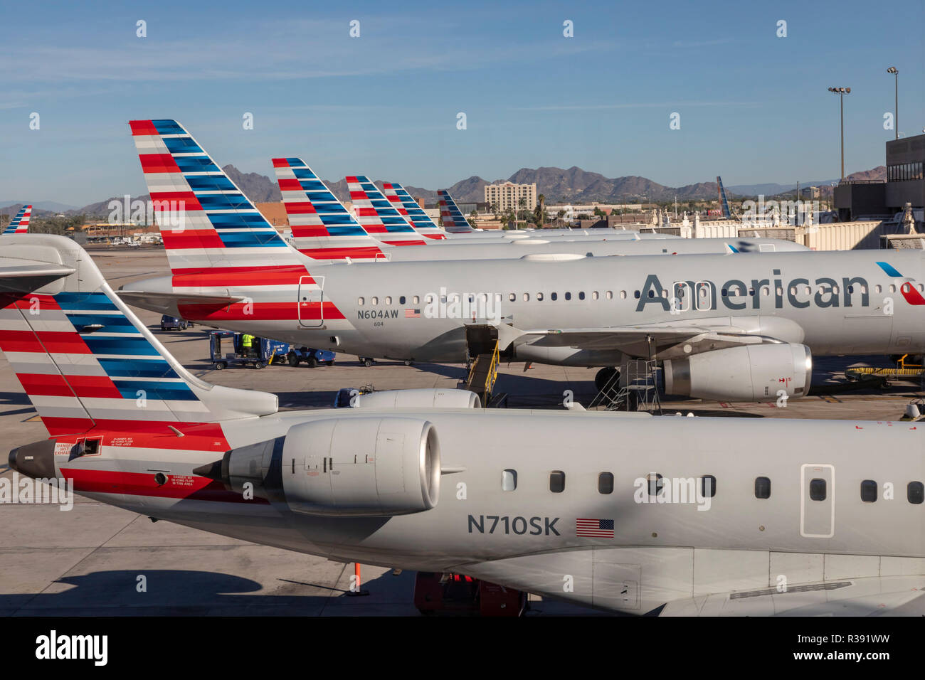 Phoenix, Arizona - American Airlines Jet auf der Rollbahn am Phoenix Sky Harbor International Airport. Stockfoto
