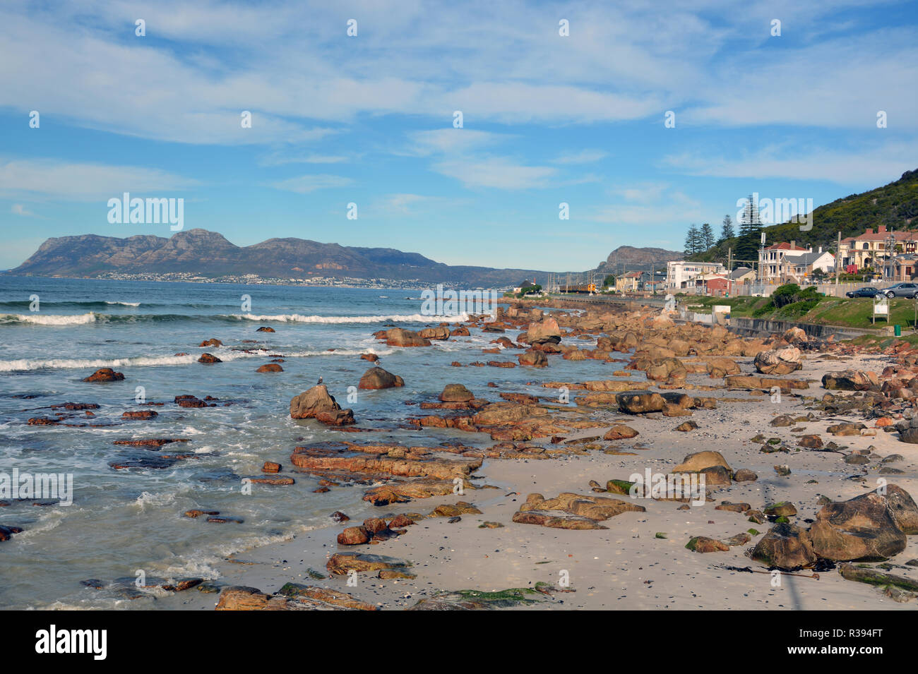 Die felsige Küstenlinie an der Surfers Corner in Muizenberg Südafrika. Stockfoto