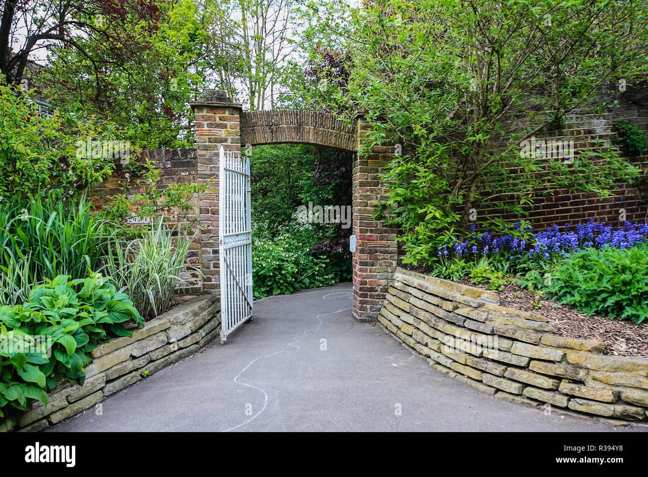Ein altes steinernes Tor zum Park, England, Großbritannien Stockfoto