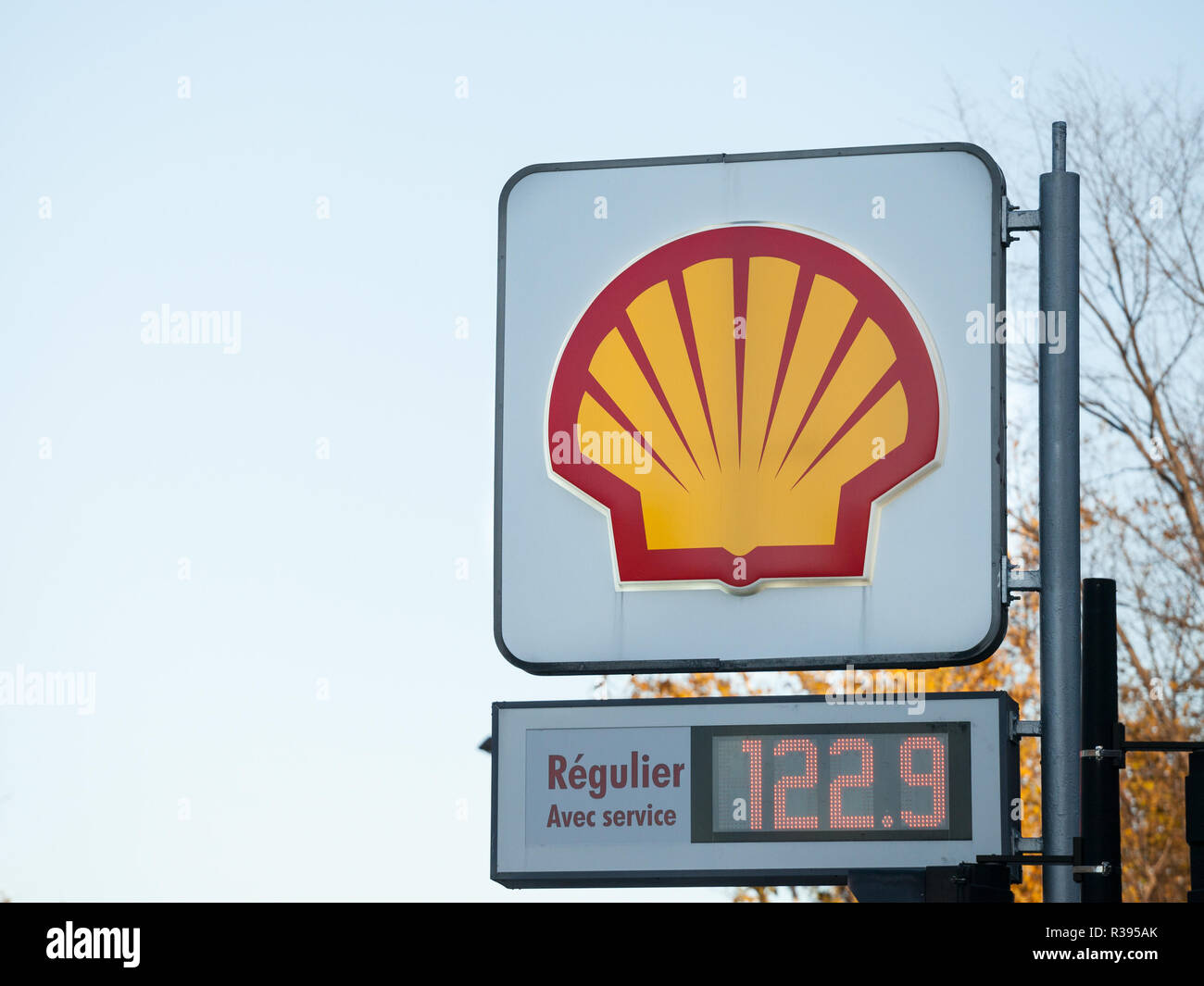 MONTREAL, KANADA - 3. NOVEMBER 2018: Shell Logo vor einer ihrer Tankstellen in Kanada. Shell ist eine britische Niederländische Erdölförderung und Sal Stockfoto