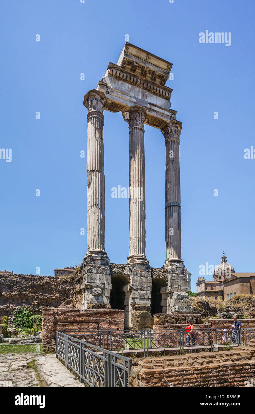 Der Baum verbleibenden korinthischen Säulen der Ruinen der Tempel von Castor und Pollux am Forum Romanum, das ausgegrabene Herzen des Römischen Reiches, Rom Stockfoto