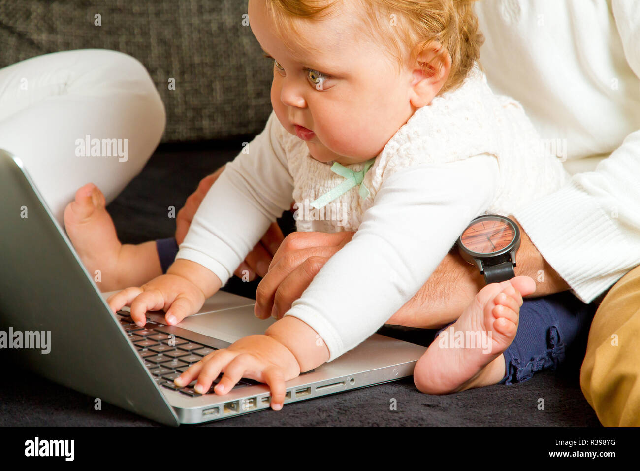 Baby auf Laptop Stockfoto