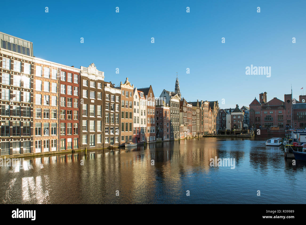 Blick auf die Stadt Amsterdam Niederlande traditionelle Häuser mit Fluss Amstel in Amsterdam, Niederlande Stockfoto