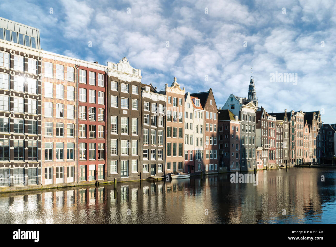 Niederlande traditionelle Häuser und Gracht in Amsterdam in Amsterdam, Niederlande. Stockfoto