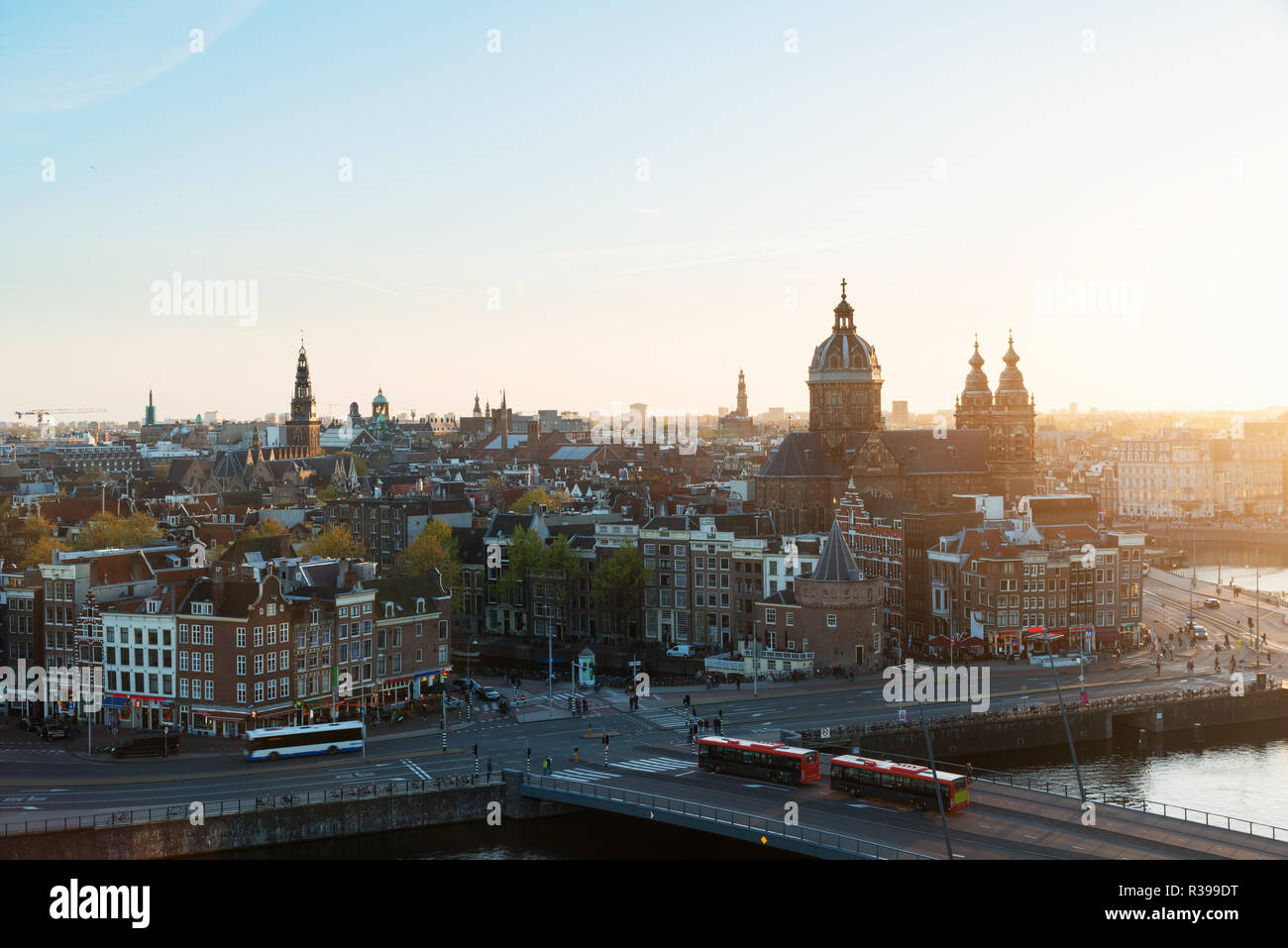 Amsterdam-Skyline im historischen Viertel in der Nacht, Amsterdam, Niederlande. Luftaufnahme von Amsterdam, Niederlande. Stockfoto