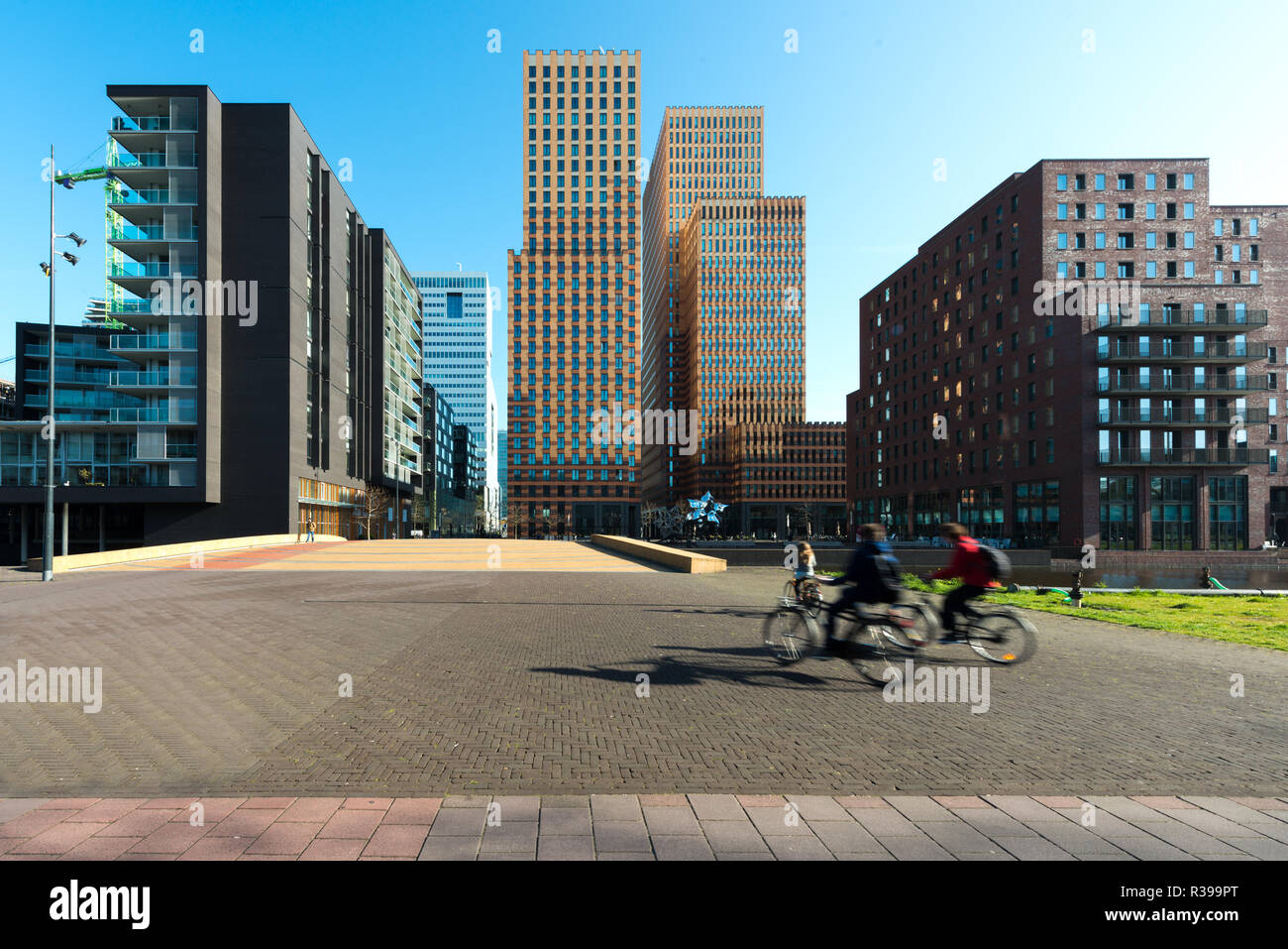 Bürogebäude in Amsterdam Zuid, Amsterdam, Niederlande. Menschen Radfahren in Amsterdam, Niederlande Stockfoto