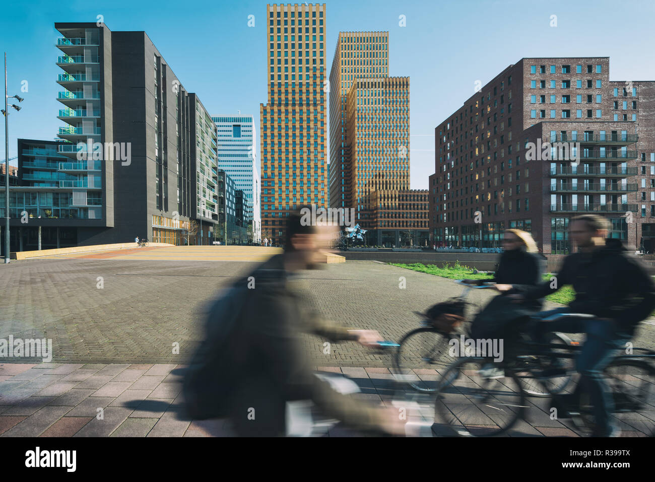 Bürogebäude in Amsterdam Zuid, Amsterdam, Niederlande. Menschen Radfahren in Amsterdam, Niederlande Stockfoto