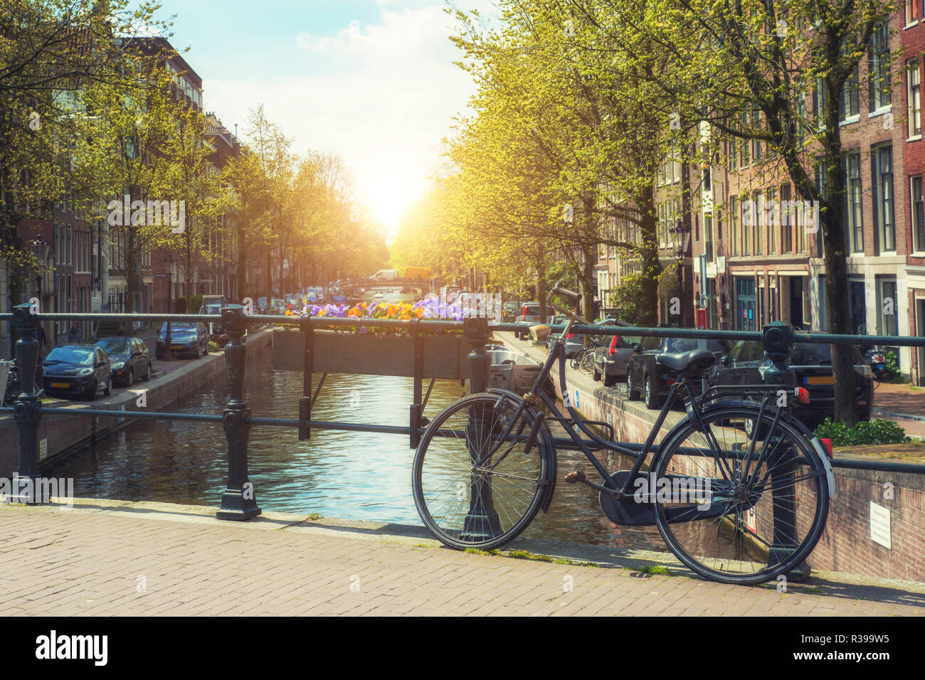 Fahrrad auf der Brücke in und Alamy Niederlande Stockfotografie Häuser Amsterdam, Amsterdam traditionelle mit Gracht Niederlande in 
