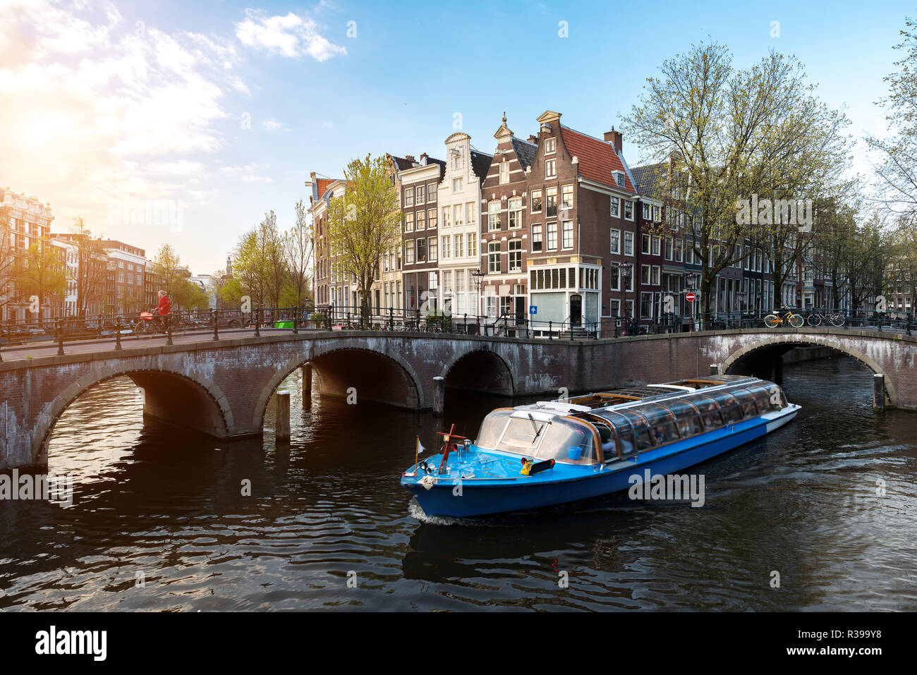 Amsterdam Grachtenfahrt Schiff mit traditionellen Haus der Niederlande in Amsterdam, Niederlande. Stockfoto