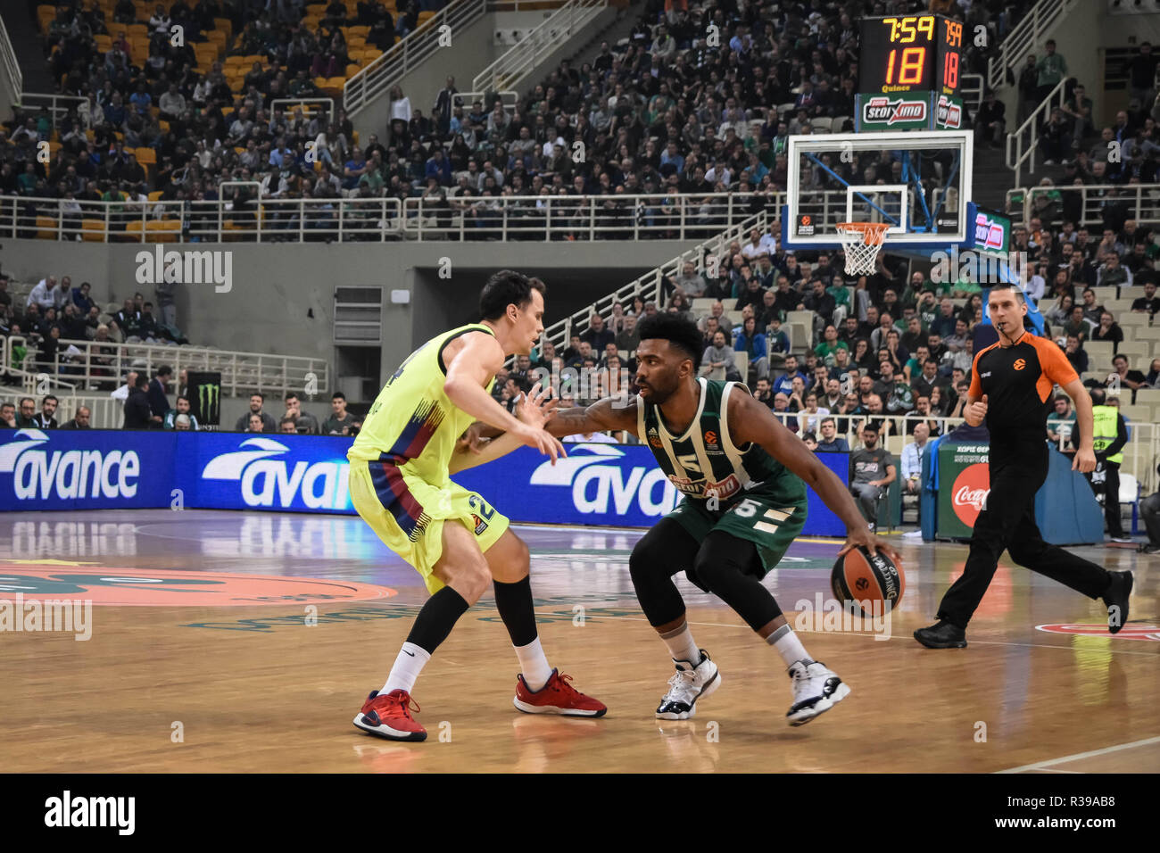 Athen, Griechenland. 21 Nov, 2018. Keith Langford (5) vs Kyle Kuric (24) Während des 2018/2019 Turkish Airlines EuroLeague Saison Runde 8 Spiel zwischen OPAP Panathinaikos Athen und FC Barcelona Lassa an Olympic Sports Centre Athen. Credit: Nikolas Joao Kokovlis/SOPA Images/ZUMA Draht/Alamy leben Nachrichten Stockfoto