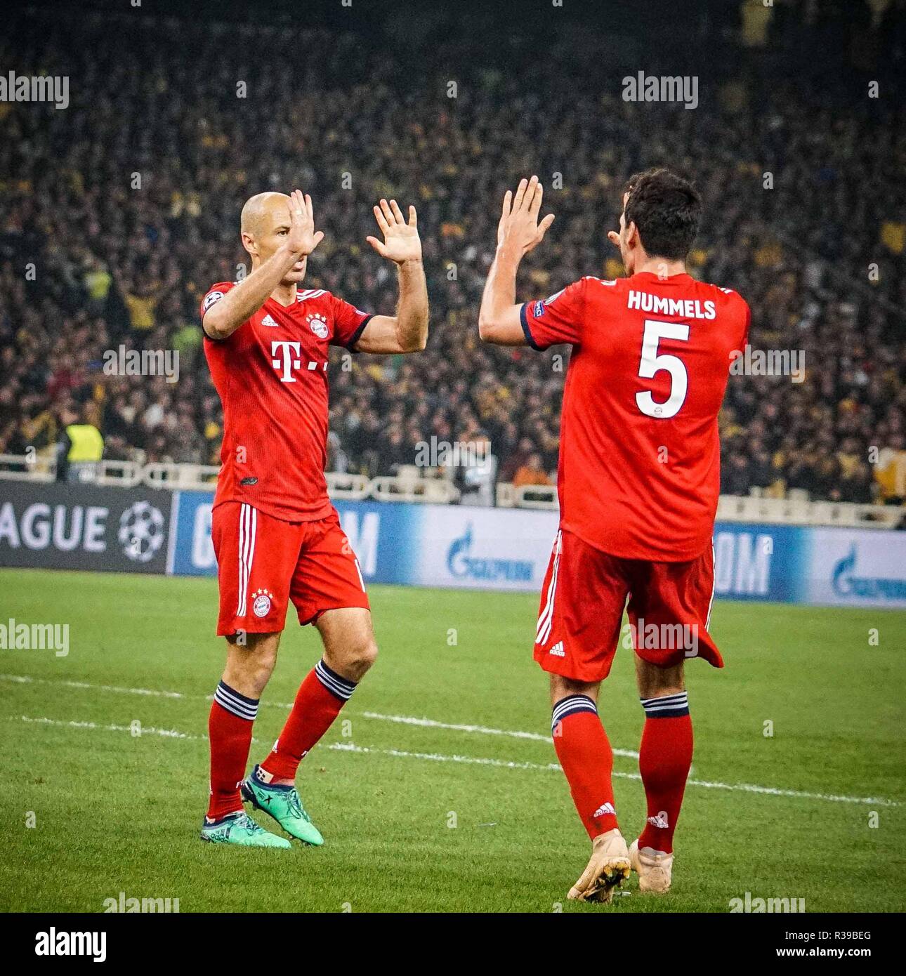 Arjen Robben der FC Bayern München (L), Mats Hummels (R) des FC Bayern München werden gesehen, Feiern, nachdem er ein Ziel der Gruppe E Spiel der UEFA Champions League zwischen dem FC und FC Bayern München im Olympiastadion in Athen. (Endstand AEK FC 0:2 Fc Bayern München FC) Stockfoto