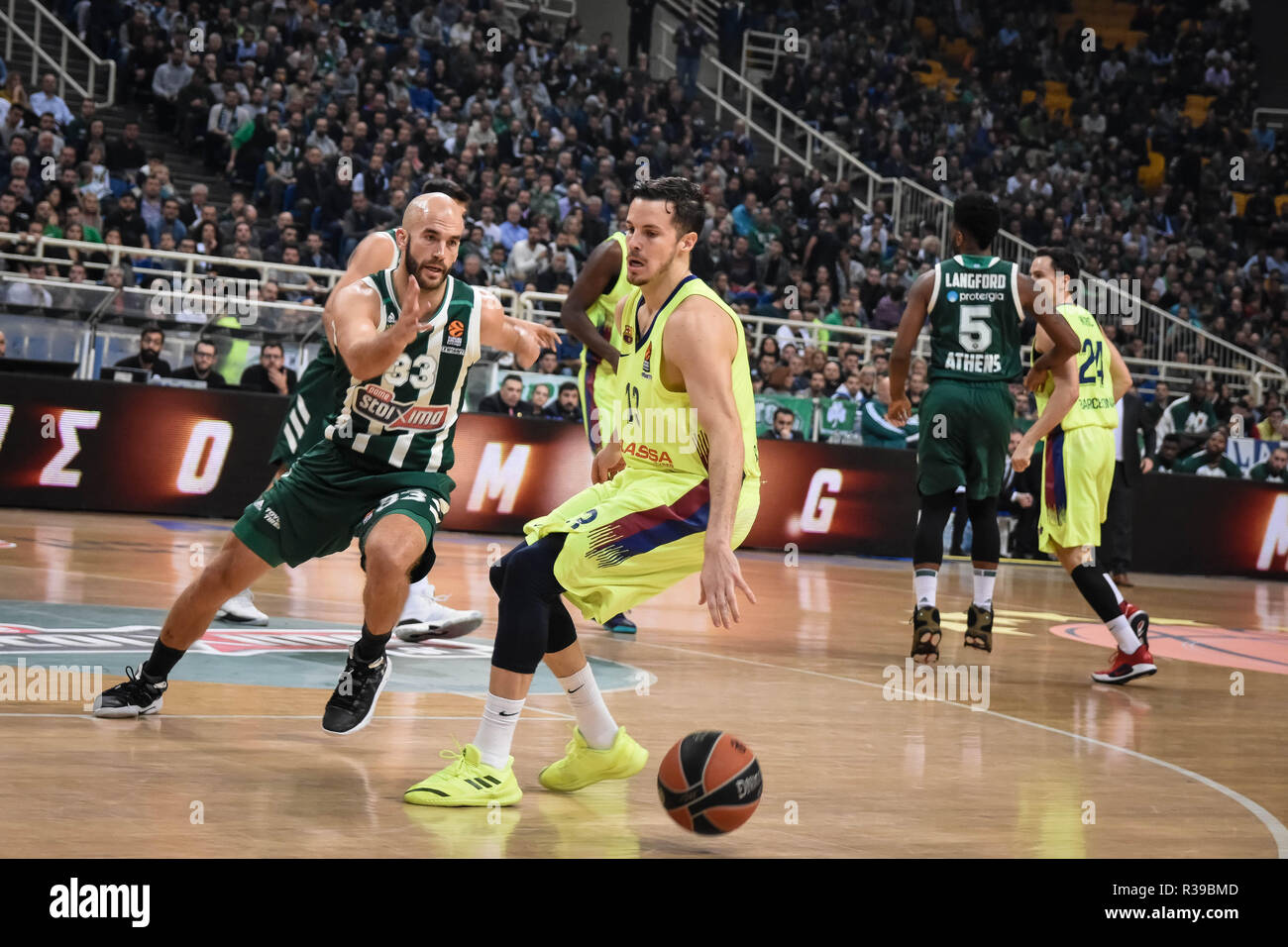 Thomas Heurtel (13) vs Nick Calathes (33) Während des 2018/2019 Turkish Airlines EuroLeague Saison Runde 8 Spiel zwischen OPAP Panathinaikos Athen und FC Barcelona Lassa an Olympic Sports Centre Athen. Stockfoto