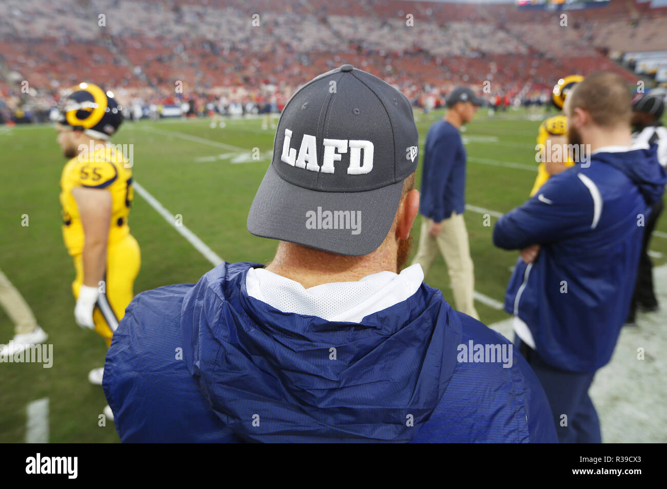 Los Angeled, Kalifornien, USA. 19 Nov, 2018. Los Angeles Rams Spieler und Personal tragen besonderer Hüte vor einem Spiel gegen die Kansas City Chiefs im Los Angeles Memorial Coliseum am Montag, 19.11.2018. Credit: KC Alfred/ZUMA Draht/Alamy leben Nachrichten Stockfoto