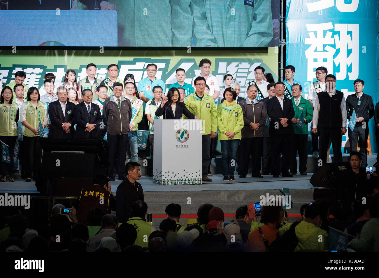 Taiwan Präsident Tsai Ing-wen (C) liefert eine Rede bei einer Rallye regierenden Demokratischen Fortschrittspartei (DPP) Bürgermeisterkandidat Pasuya Yao (R) in Taipei, Taiwan, 21. November 2018 zu unterstützen. Am 24. November, den taiwanischen Stimmen werden für neun in einer Wahl mit kommunale Bürgermeister, Grafschaft, aber auch für verschiedene Fragen unter Referendum. November 21, 2018 Kreditkarten: Nicolas Datiche/LBA/Alamy leben Nachrichten Stockfoto