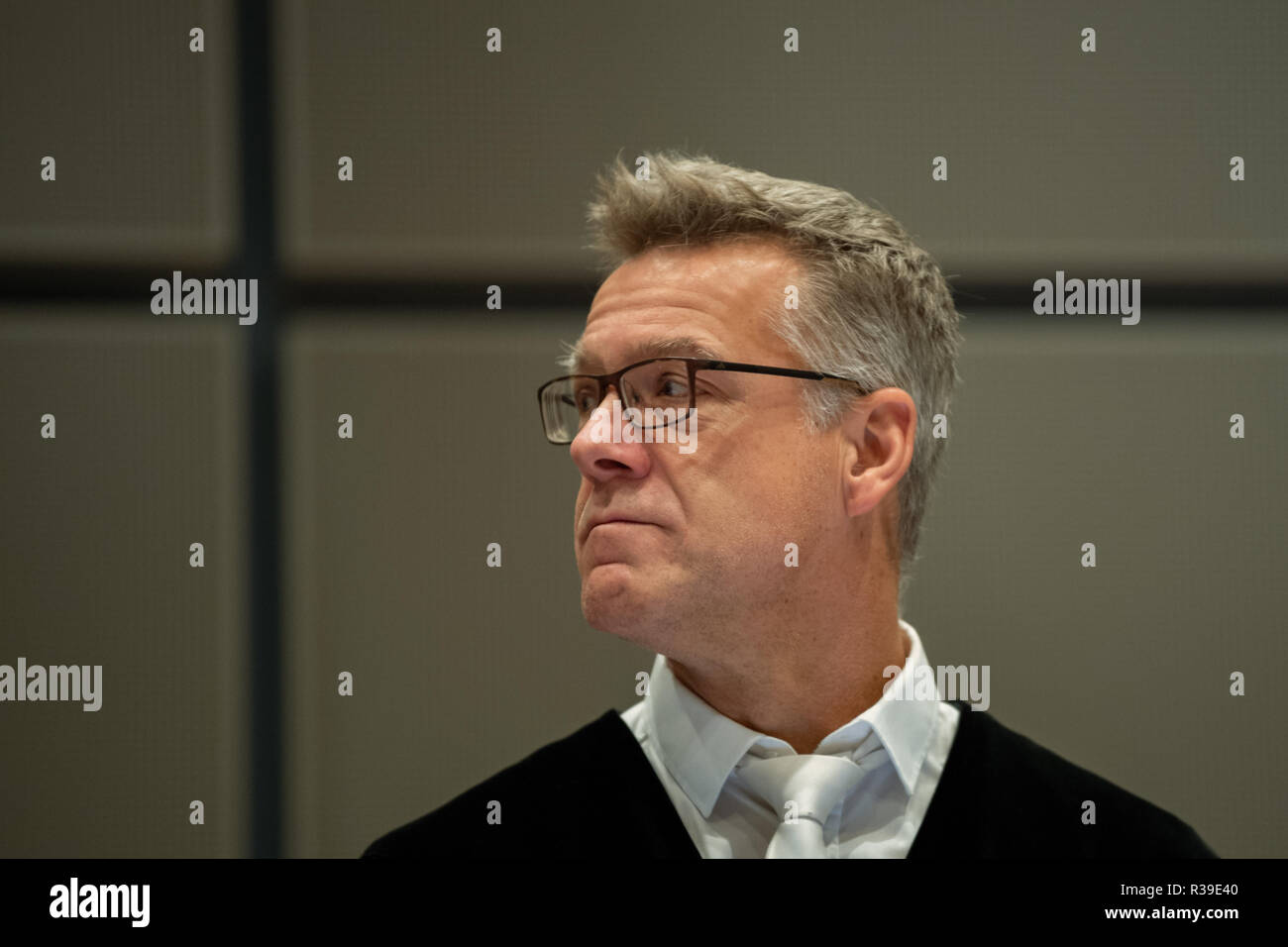 Oldenburg, Deutschland. 22 Nov, 2018. Sebastian Bührmann, der vorsitzende Richter im Prozess gegen die Mörder Niels Högel, steht in den Gerichtssaal am dritten Tag der Prüfung. Credit: mohssen Assanimoghaddam/dpa-Pool/dpa/Alamy leben Nachrichten Stockfoto