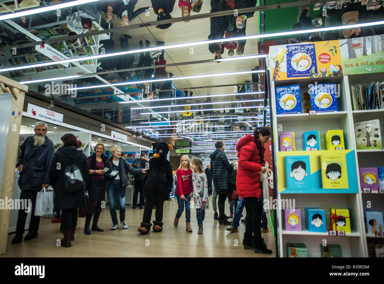 Ljubljana, Slowenien. 21.November 2018. Besucher suchen und lesen Bücher bei 34 slowenische Buchmesse, die mehr als 300 Veranstaltungen mit mehr als 100 Verlage und 25.000 Bücher, darunter 3.000 neue Titel holt. Die Messe wird jährlich von rund 35.000 Buchliebhaber besucht. Credit: Matic Štojs Lomovšek/Alamy leben Nachrichten Stockfoto