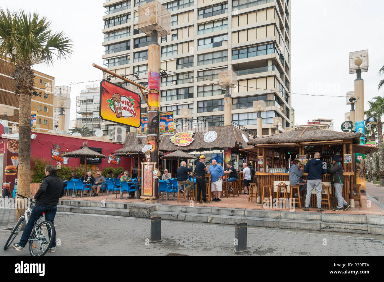 Benidorm, Costa Blanca, Spanien, 22. November 2018. Trotz der Berichte in der britischen Presse, dass Beschwerden von anti-soziales Verhalten die Schließung dieser beliebten Bar am Strand Levante, die Tiki Bar heute hier abgebildet ist gezwungen haben, trading wie gewohnt. Credit: Mick Flynn/Alamy leben Nachrichten Stockfoto