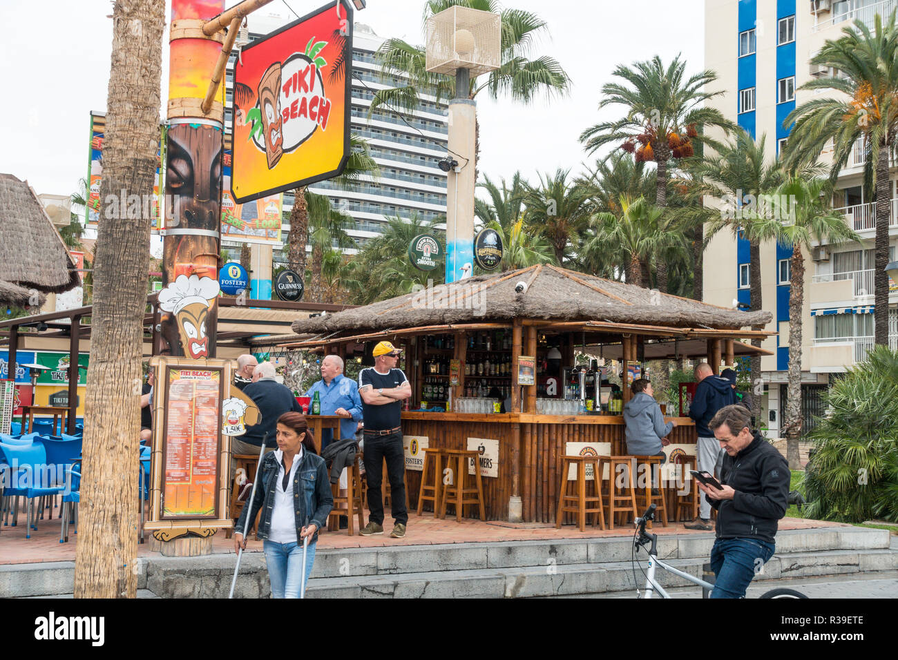 Benidorm, Costa Blanca, Spanien, 22. November 2018. Trotz der Berichte in der britischen Presse, dass Beschwerden von anti-soziales Verhalten die Schließung dieser beliebten Bar am Strand Levante, die Tiki Bar heute hier abgebildet ist gezwungen haben, trading wie gewohnt. Credit: Mick Flynn/Alamy leben Nachrichten Stockfoto