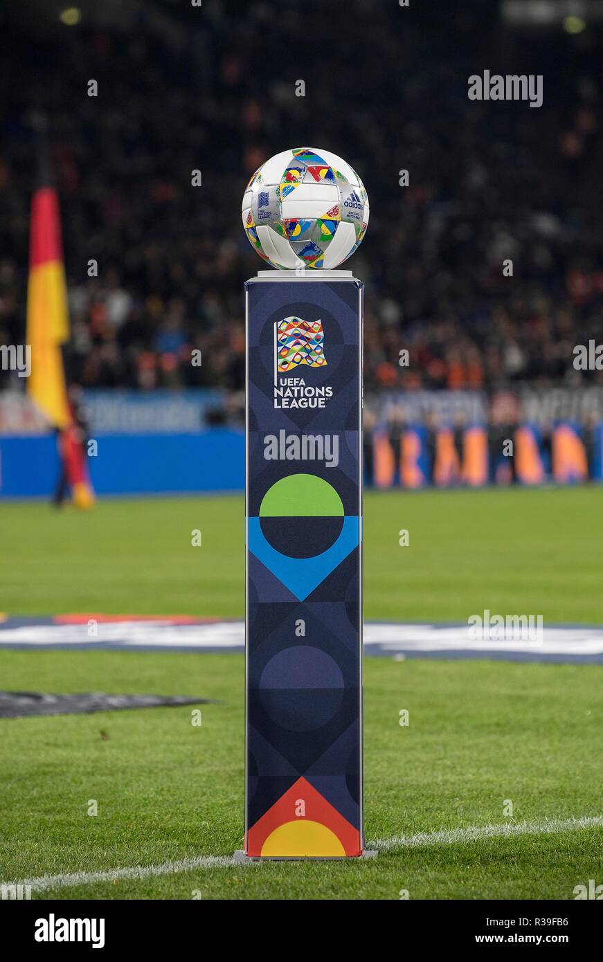 Gelsenkirchen, Deutschland. 19 Nov, 2018. Feature, der Spielball, Adidas, UEFA Nationen Liga, Kugel, der offizielle Spielball Fußball Bundesländer überein, Nationen Liga, Deutschland (GER) - Niederlande (NED) 2:2, am 19/11/2018 in Gelsenkirchen. | Verwendung der weltweiten Kredit: dpa/Alamy leben Nachrichten Stockfoto