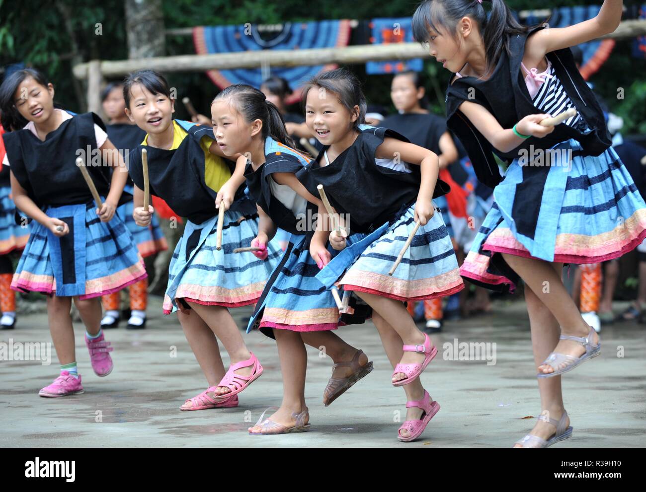 Nanning, China Guangxi Zhuang autonomen Region. 14 Aug, 2013. Kinder tragen traditionelle Kostüme bei Nandan County, South China Guangxi Zhuang autonomen Region, Aug 14., 2013. Guangxi ist ein multi-ethnischen Region und Leute wie ethnische Kostüme tragen ihre traditionellen Feste zu besuchen. Die Kostüme mit einzigartigen Muster und Stil spiegeln diversifizierten ethnischen Kulturen. Credit: Zhou Hua/Xinhua/Alamy leben Nachrichten Stockfoto