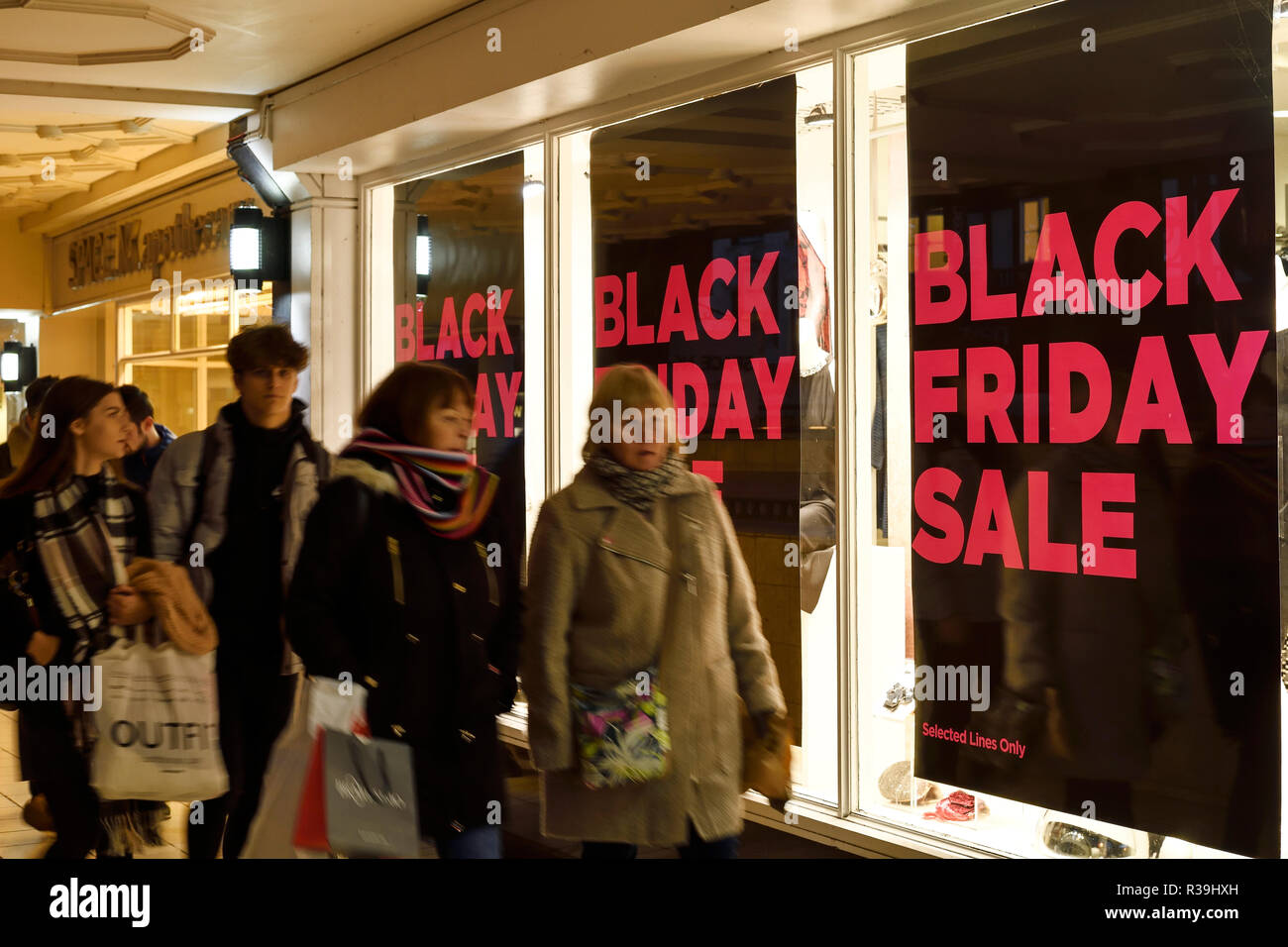 Chester, Cheshire, UK. 22. November 2018. Am Abend Einkaufen an einem Schwarzen Freitag Verkauf Fenster Anzeige am Eastgate Street Reihe. Credit: Andrew Paterson/Alamy leben Nachrichten Stockfoto