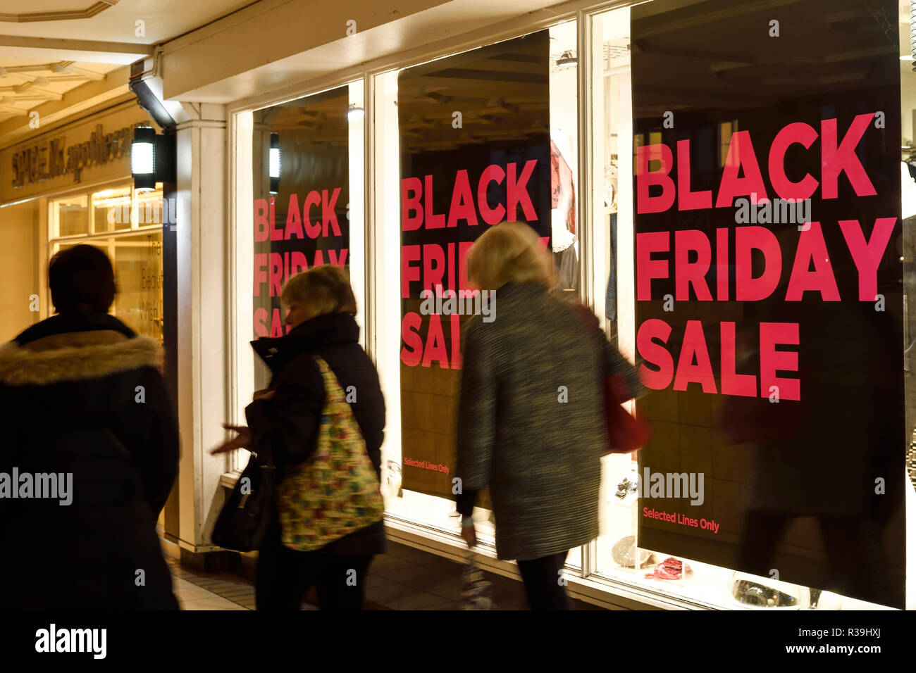 Chester, Cheshire, UK. 22. November 2018. Am Abend Einkaufen an einem Schwarzen Freitag Verkauf Fenster Anzeige am Eastgate Street Reihe. Credit: Andrew Paterson/Alamy leben Nachrichten Stockfoto