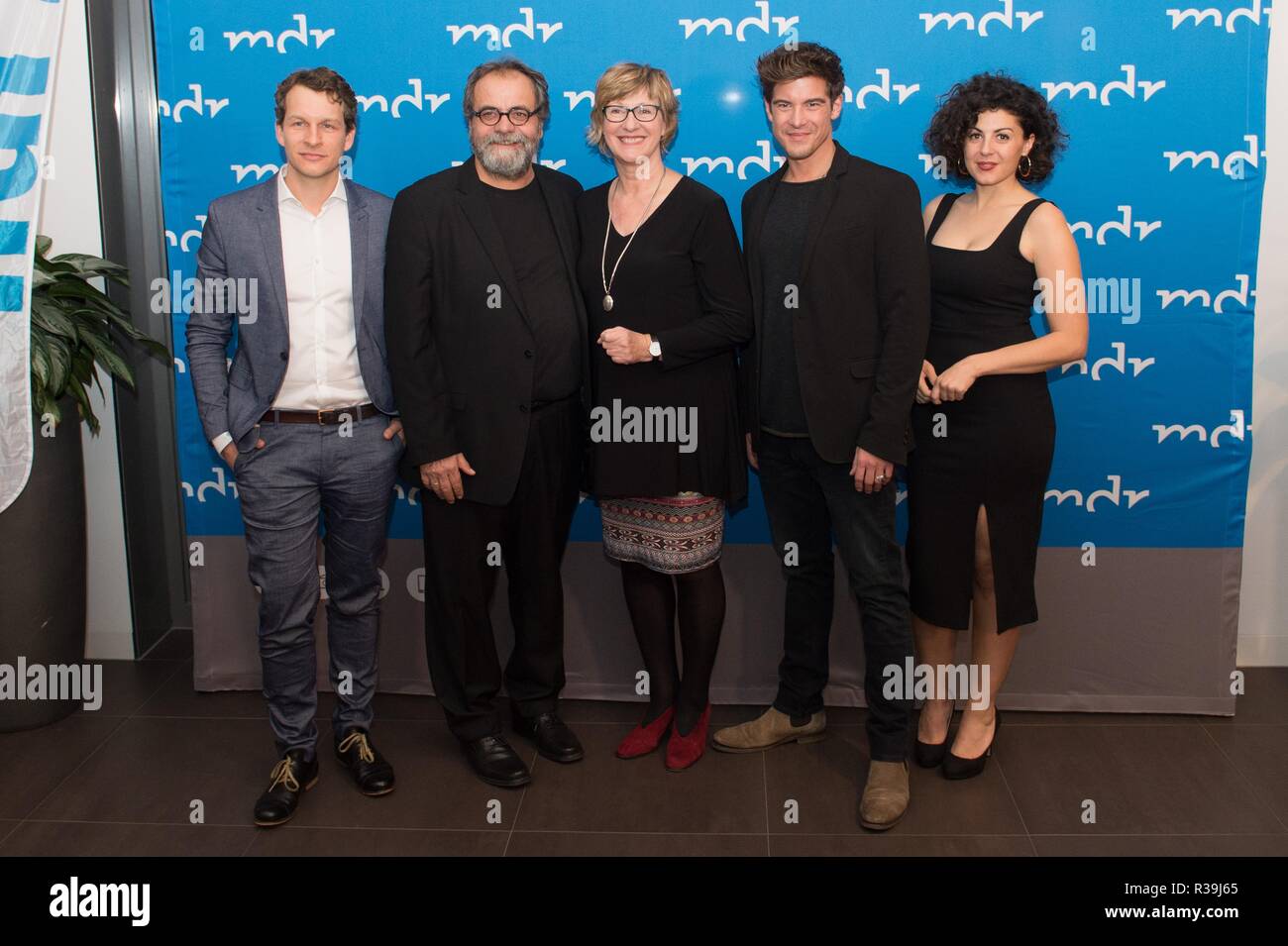 Bad Schandau, Deutschland. 22 Nov, 2018. Der deutsche Schauspieler Sebastian Kaufmane (L-R), Matthias Brenner, Heike Jonca, Philipp Danne und Liza Tzschirner stehen im Hotel elbresidenz anlässlich der Vorschau der TV-Serie 'Der Ranger - Paradies Heimat'. Am 23. und 30. November 2018 zwei Filme aus der neuen Serie auf ARD ausgestrahlt werden. Credit: Sebastian Kahnert/dpa-Zentralbild/dpa/Alamy leben Nachrichten Stockfoto