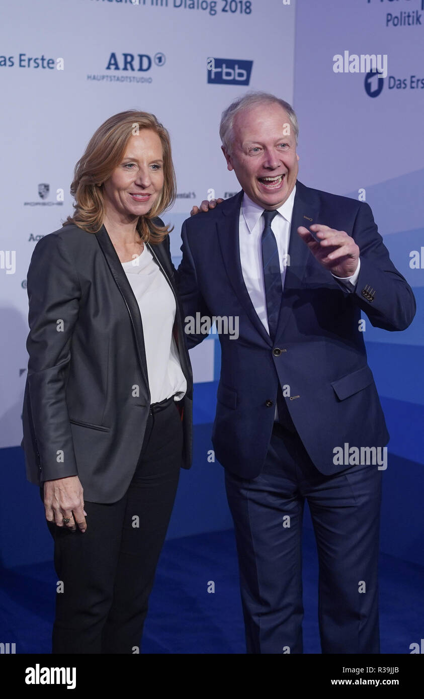 22. November 2018, Berlin: Patricia Schlesinger, RBB-Generaldirektor, begrüßt Tom Buhrow, WDR Generaldirektor, bei der ARD Hauptstadt treffen in der ARD Hauptstadt Studio. Foto: Jörg Carstensen/dpa Stockfoto