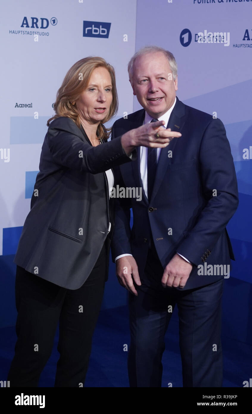 22. November 2018, Berlin: Patricia Schlesinger, RBB-Generaldirektor, begrüßt Tom Buhrow, WDR Generaldirektor, bei der ARD Hauptstadt treffen in der ARD Hauptstadt Studio. Foto: Jörg Carstensen/dpa Stockfoto