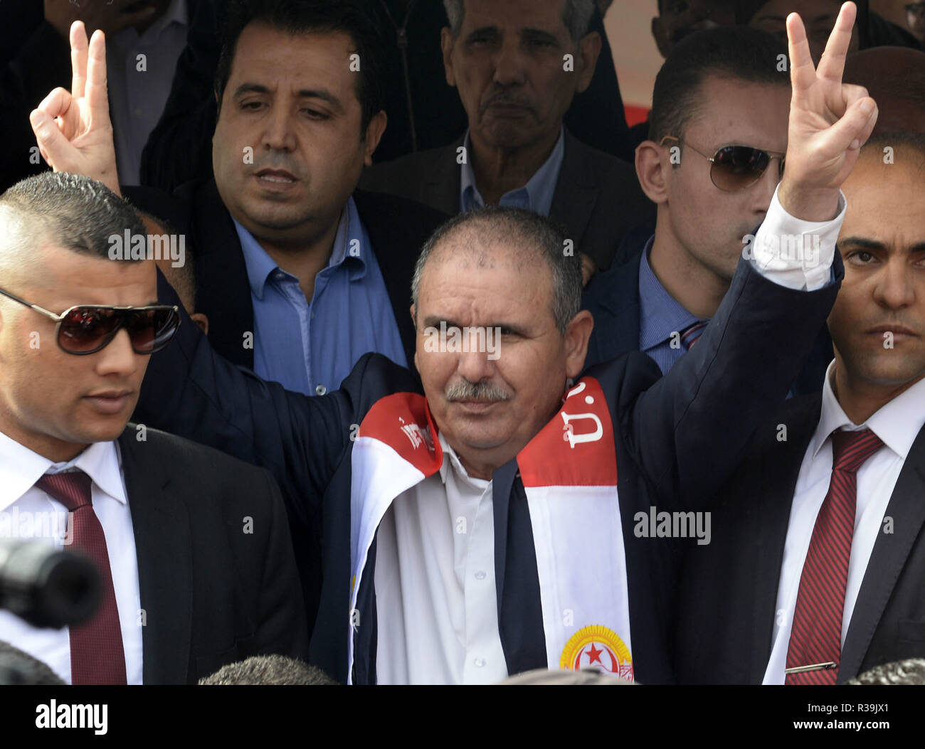 Tunis, Tunesien. 22 Nov, 2018. Noureddine Tabboubi (C), Generalsekretär der Tunesischen Allgemeine Gewerkschaft (UGTT), beteiligt sich an der Generalstreik in Tunis, Tunesien, Nov. 22, 2018. Mehr als 690.000 Angestellte im öffentlichen Dienst am Donnerstag an einem Generalstreik in 24 Provinzen in Tunesien, tunesische nationale Radio berichtet. Organisiert von tunesischen Allgemeine Gewerkschaft, der Generalstreik im gesamten öffentlichen Dienst System gelähmt, darunter Ministerien, sowie den zentralen und regionalen Verwaltungen. Credit: Adele Ezzine/Xinhua/Alamy leben Nachrichten Stockfoto