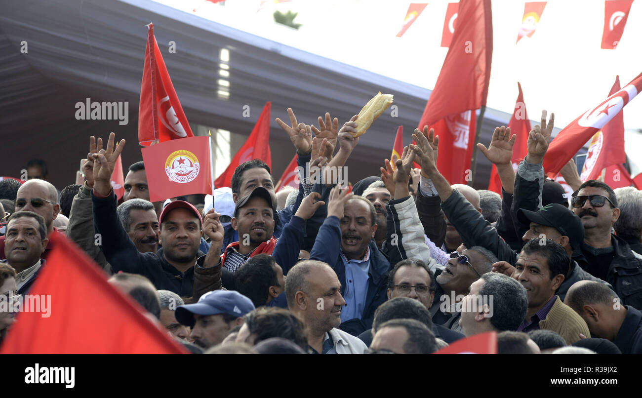 Tunis, Tunesien. 22 Nov, 2018. Beamte versammeln sich vor dem Sitz des Parlaments in Tunis, Tunesien, Nov. 22, 2018. Mehr als 690.000 Angestellte im öffentlichen Dienst am Donnerstag an einem Generalstreik in 24 Provinzen in Tunesien, tunesische nationale Radio berichtet. Organisiert von tunesischen Allgemeine Gewerkschaft (UGTT), der Generalstreik im gesamten öffentlichen Dienst System gelähmt, darunter Ministerien, sowie den zentralen und regionalen Verwaltungen. Credit: Adele Ezzine/Xinhua/Alamy leben Nachrichten Stockfoto