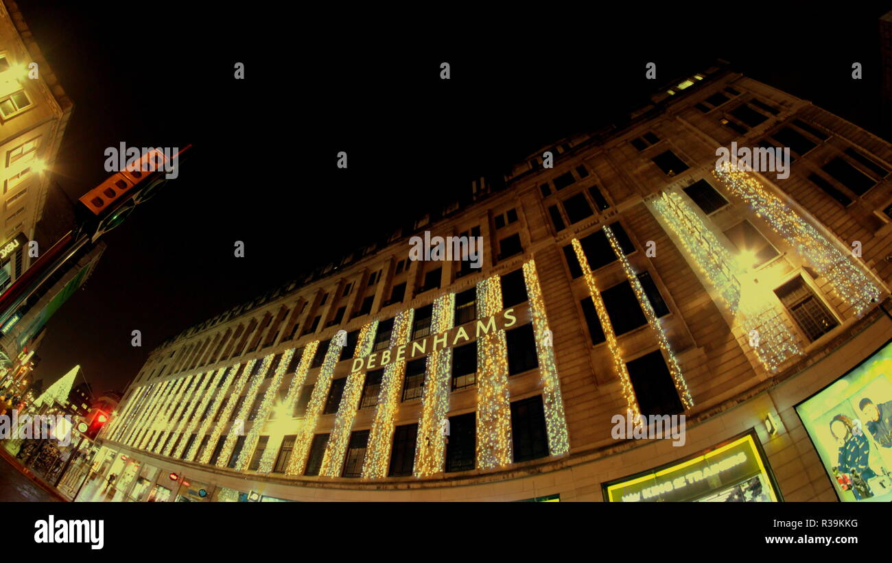 Glasgow, Schottland, Großbritannien, 22. November 2018. UK Wetter. Kälte und Nässe für das neue Layout der Debenhams in Argyle Street mit bis spät in die Nacht zusammen Donnerstag Öffnung in der Stadt als der Einkaufsbummel am Schwarzen Freitag in einer Woche der Einkauf gemacht hat. Gerard Fähre / Alamy news Credit: Gerard Fähre / alamy Leben Nachrichten Stockfoto