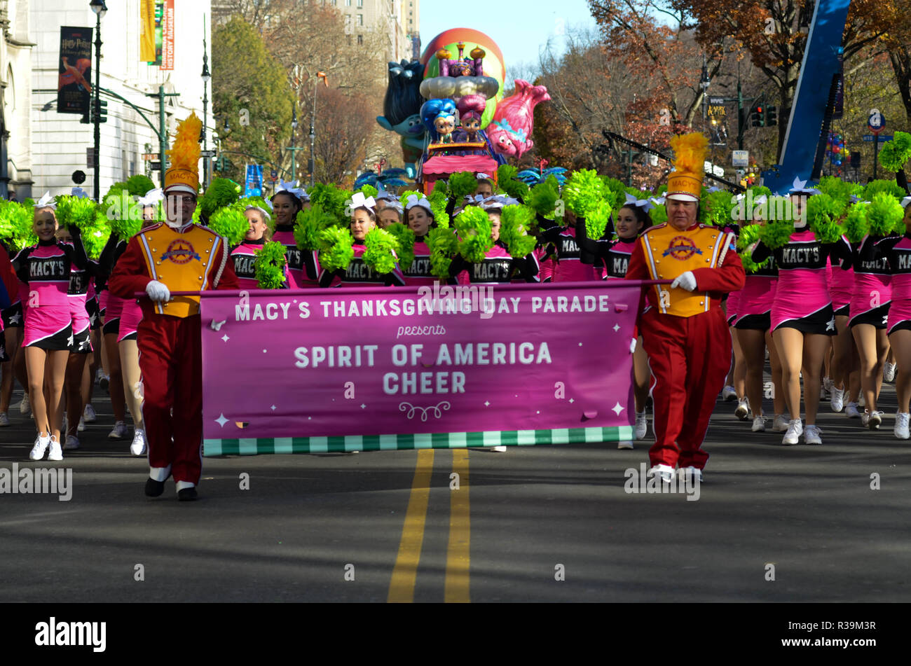 Manhattan, New York, USA. 22 Nov, 2018. Darsteller gesehen zu Fuß durch die Sixth Avenue in der 92. jährliche Thanksgiving Day Parade von Macy's anzusehen in New York City. Credit: Ryan Rahman/SOPA Images/ZUMA Draht/Alamy leben Nachrichten Stockfoto