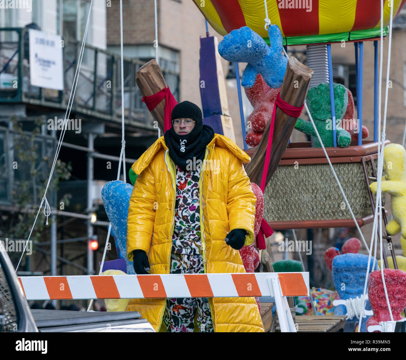 New York, NY - 22. November 2018: Schlechte Bunny Rides die 92. jährliche Thanksgiving Day Parade von Macy's anzusehen Treiben in den Straßen von Manhattan im kalten Wetter Credit: Lev radin/Alamy leben Nachrichten Stockfoto