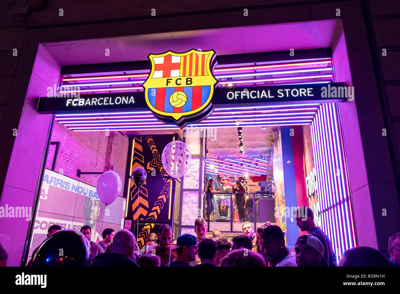 Das Schaufenster des Fußballclubs Barcelona Store ist während des Einkaufs Nacht gesehen. Barcelona feiert seinen 9. Ausgabe der Shopping Nacht Barcelona. Das zentrale Geschäftsviertel von Passeig de Gràcia ist mit Mode, Musik, Kultur und Gastronomie gefüllt. Eine Partei, die darauf abzielt, den Absatz zu steigern und weiht den kommerziellen Weihnachten Kampagne. Stockfoto