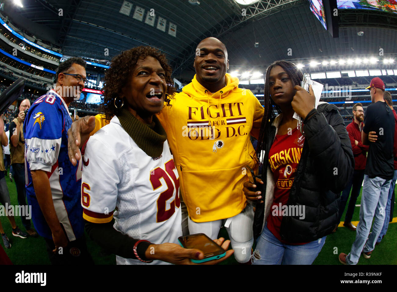 Arlington, Texas, USA. 22 Nov, 2018. November 22, 2018. Washington Redskins zurück Adrian Peterson laufen nimmt Fotos mit Freunden während der Aufwärmphase als die Washington Redskins spielten die Dallas Cowboys in der NFL Spiel am Thanksgiving Tag bei AT&T Stadium in Arlington, TX. Credit: Ralph Lauer/ZUMA Draht/Alamy leben Nachrichten Stockfoto