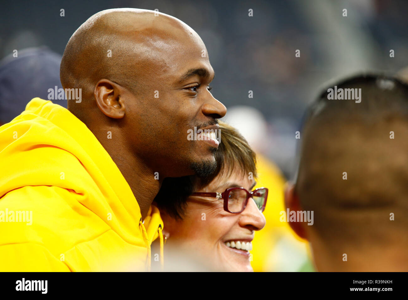 Arlington, Texas, USA. 22 Nov, 2018. November 22, 2018. Washington Redskins zurück Adrian Peterson laufen nimmt Fotos mit den Fans während der Aufwärmphase als die Washington Redskins spielten die Dallas Cowboys in der NFL Spiel am Thanksgiving Tag bei AT&T Stadium in Arlington, TX. Credit: Ralph Lauer/ZUMA Draht/Alamy leben Nachrichten Stockfoto