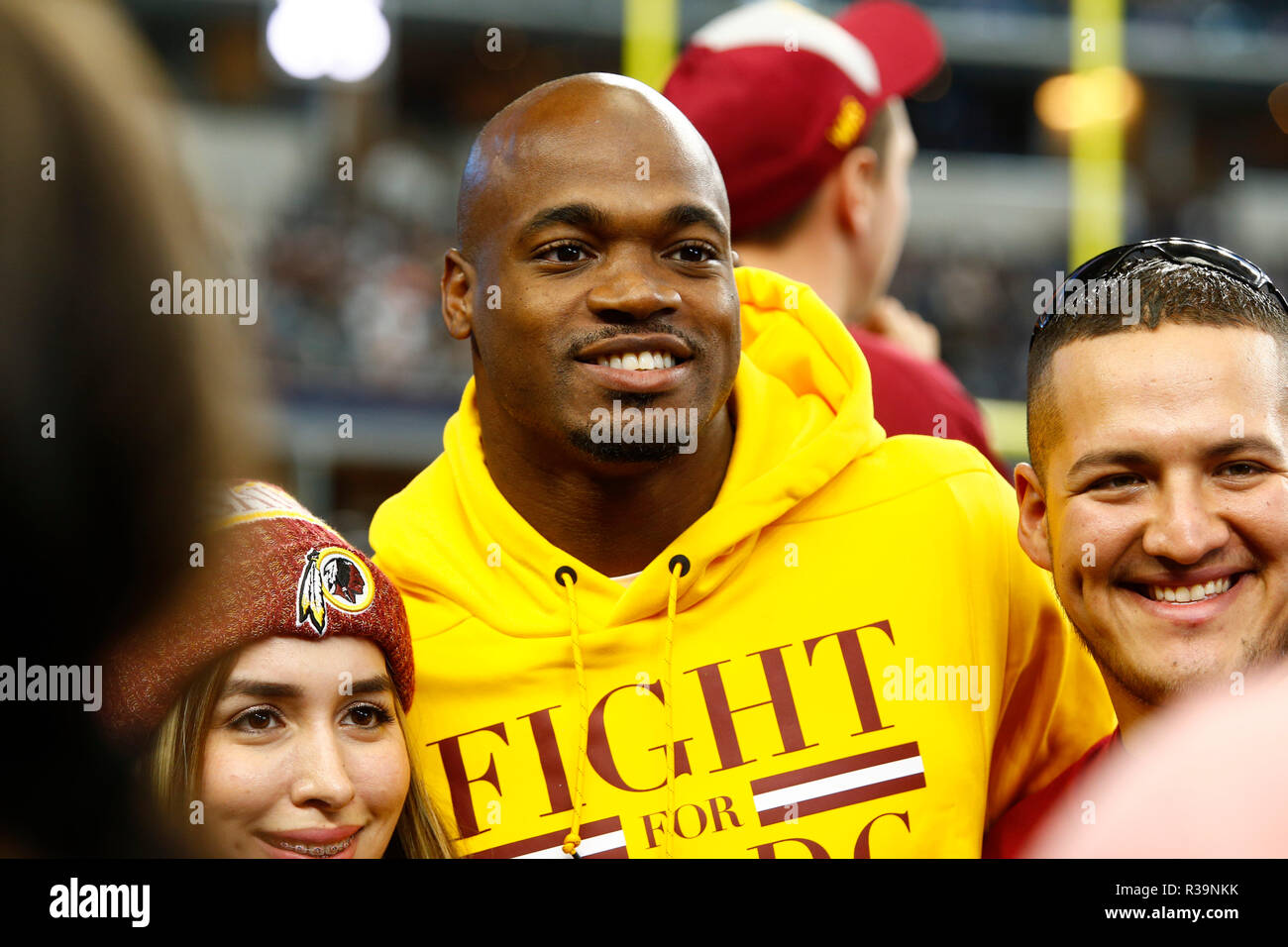 Arlington, Texas, USA. 22 Nov, 2018. November 22, 2018. Washington Redskins zurück Adrian Peterson laufen nimmt Fotos mit den Fans während der Aufwärmphase als die Washington Redskins spielten die Dallas Cowboys in der NFL Spiel am Thanksgiving Tag bei AT&T Stadium in Arlington, TX. Credit: Ralph Lauer/ZUMA Draht/Alamy leben Nachrichten Stockfoto