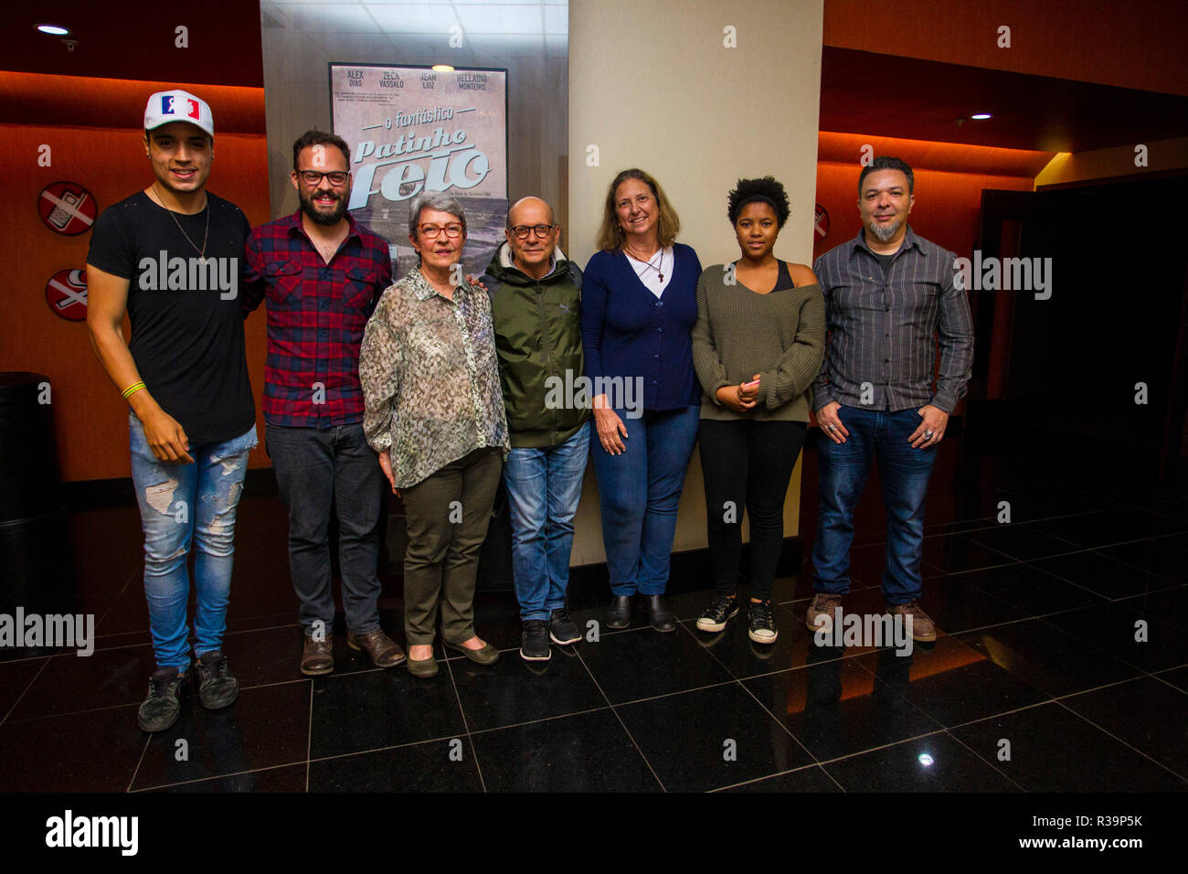 SÃO PAULO, SP - 22.11.2018: ESTRÉIA TUN FILME O FANTÁSTICO PATINHO FEIO - Die fantastische hässliche Entlein (2017, 74 Minuten), ein brasilianischer Dokumentarfilm an der Brasília Festival ausgezeichnet, erzählt die Geschichte von vier Freunden, Alex Dias Ribeiro, Helládio Toledo, Zeca Vassalo und João Luis eine improvisierte Sturz Workshop, ein Prototyp das hässliche Entlein Teil in die 500 km Test von Brasilia 1967, betitelt. Das Highlight der Pilot Alex Dias Ribeiro und Familie neben Treiber Gustavo Ariel (esq) und Alessandro César Cunha (rechts). (Foto: Emerson Santos/Fotoarena) Stockfoto